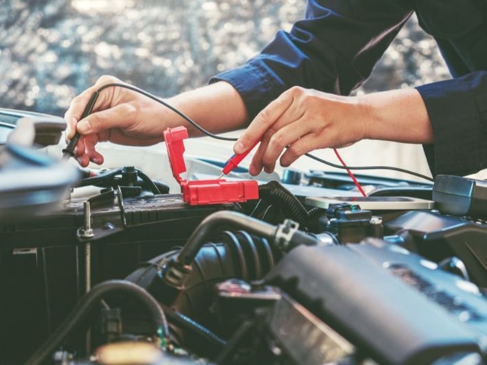 كهربائي في صناعية ام الحمام